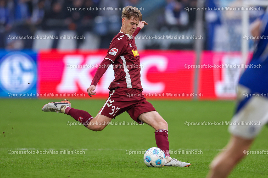 Schalke10112402132 | 10.11.2024, Fußball, FC Schalke 04 - SSV Jahn Regensburg, 2. Fußball Bundesliga, Veltins-Arena Gelsenkirchen, Saison 2024 2025: Leopold Wurm (Jahn-Regensburg #37) DFB regulations prohibit any use of photographs as image sequences and or quasi-video.