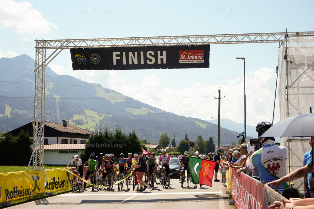 184_20230817_Bewerb_Maenner_Muehlanger | AUT - OESTERREICH, 2023-08-16: SPORT RENNRAD-FAHREN - 55. INTERNATIONALER RADWELTPOKAL IN ST. JOHANN IN TIROL  - Vintage-Radrennen mit WM-Bronze-Medaillen-Siegerin Christina Schweinberger, den Teilnehmer und Alexander Baumann (vom Orginastions-Team) - TAG 2 BEWERB MAENNER IN SECHS GRUPPEN  ; Foto: Roland Muehlanger