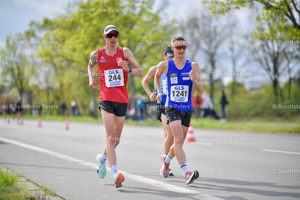 _KP18904_1 | 13.04.2025, xkaix, Leichtathletik Deutsche Meisterschaft 2025, Straßengehen v.l. Christopher Linke (SC Potsdam), Jonathan Hilbert (LG Ohra Energie) - Realisiert mit Pictrs.com