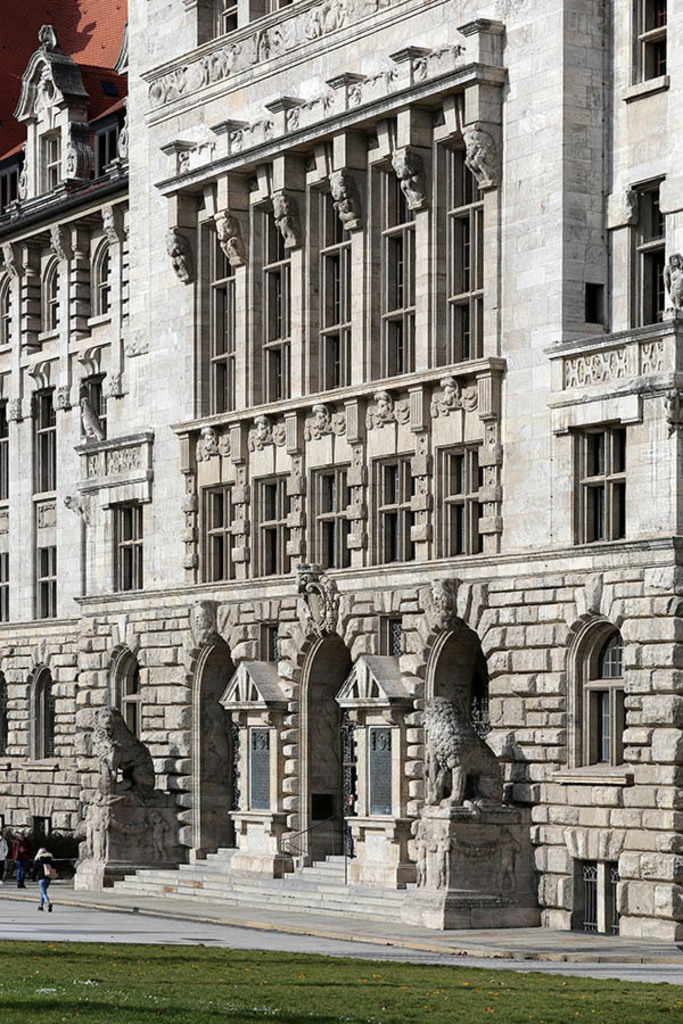 Bildlexikon Leipzig - Neues Rathaus - Haupteingang | Das Team hinter BILDLEXIKON LEIPZIG bündelt historische wie aktuelle Informationen über die Stadt Leipzig in Text und Bild auf einer Plattform und stellt diese der interessierten Öffentlichkeit zur Verfügung.