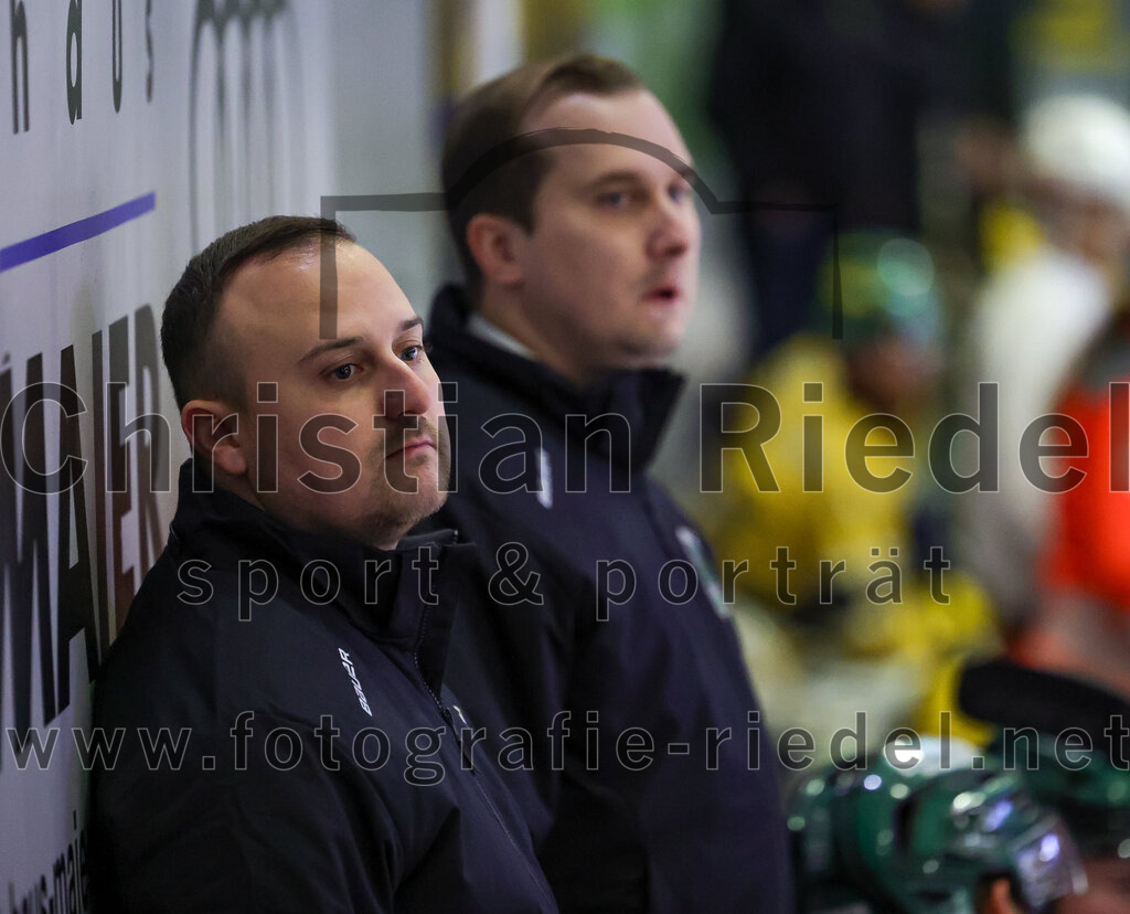 2025-10-28_071_TSV_Erding_gegen_Toelzer_Loewen | Erding, Deutschland, 28.10.2025:Eishockey, Oberliga Süd 2025 / 2026, 13. Spieltag, TSV Erding gegen Tölzer Löwen, Endergebnis: 2:5Co-Trainer Maximilian Helling (Erding Gladiators), Teamchef Dominik Quinlan (Erding Gladiators)Foto: Christian Riedel / fotografie-riedel.net
