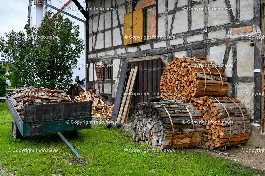Deutschland_ Baden-Wuerttemberg_ Ebersbach an der Fils_ 29.07.2025-4 | 29.07.2025, Deutschland, GER, Baden-Wuerttemberg, Ebersbach an der Fils, im Bild Themenbild, Brennholz, Holz, Spaene, Scheite, Holzscheite, Gebinde, Haus, Vorbereitung, Winter, Einlagerung, Heizen, Ofen, Wagen, Haus, Lagerung, Feature, Symbolbild