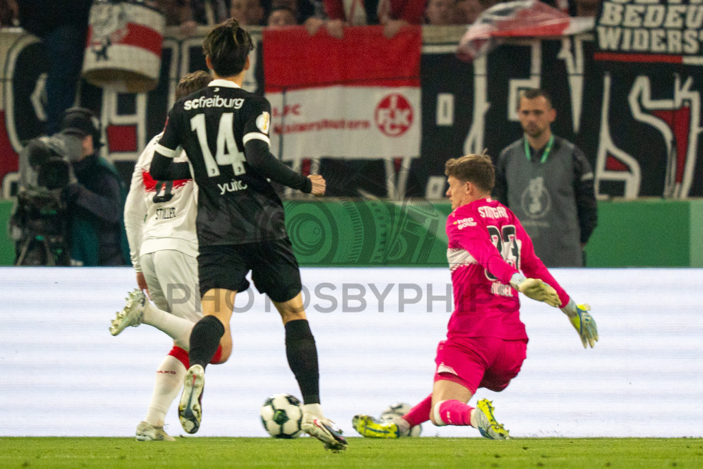 VfB Stuttgart vs. SC Freiburg, Fussball, DFB-Pokal, Halbfinale, 23.04.2026 | Parade von Alexander Nuebel (VfB Stuttgart, #33) gegen Maximilian Eggestein (SC Freiburg, #08),VfB Stuttgart vs. SC Freiburg, Fussball, DFB-Pokal, Halbfinale, 23.04.2026DFB regulations prohibit any use of photographs as image sequences and/or quasi-video