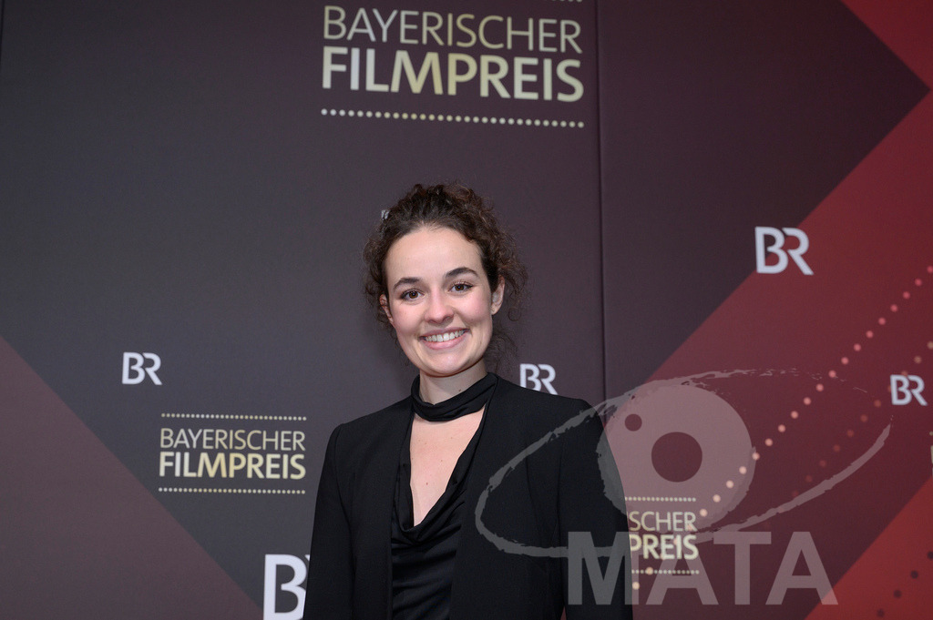 _DWI4680 | Raffaela Kraus (deutsche Schauspielerin und DrehbuchautorIn) auf dem roten Teppich  bei der Verleihung des 47. Bayerischen Filmpreises 2026  im Prinzregententheater. München, Deutschland. Der Bayerische Filmpreis wird seit 1979 von der Bayerischen Staatsregierung verliehen, um die Bedeutung des Kinofilms als Kulturgut herauszustellen - Realisiert mit Pictrs.com
