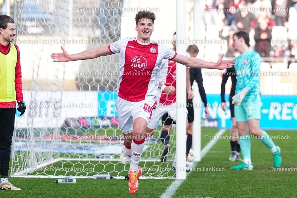 xYDRx24012601031 | 24.01.2026, xydrx, Fußball, 3.Liga, Rot-Weiss Essen - TSV Havelse, Saison 2025 2026, Stadion an der Hafenstraße: Torjubel nach dem Tor zum 1:0 für Rot-Weiss Essen durch Torschütze Marek Janssen (Rot-Weiss Essen #20)     DFB regulations prohibit any use of photographs as image sequences and or quasi-video. Photo: xYannisxDreimannxPressefotoKochx