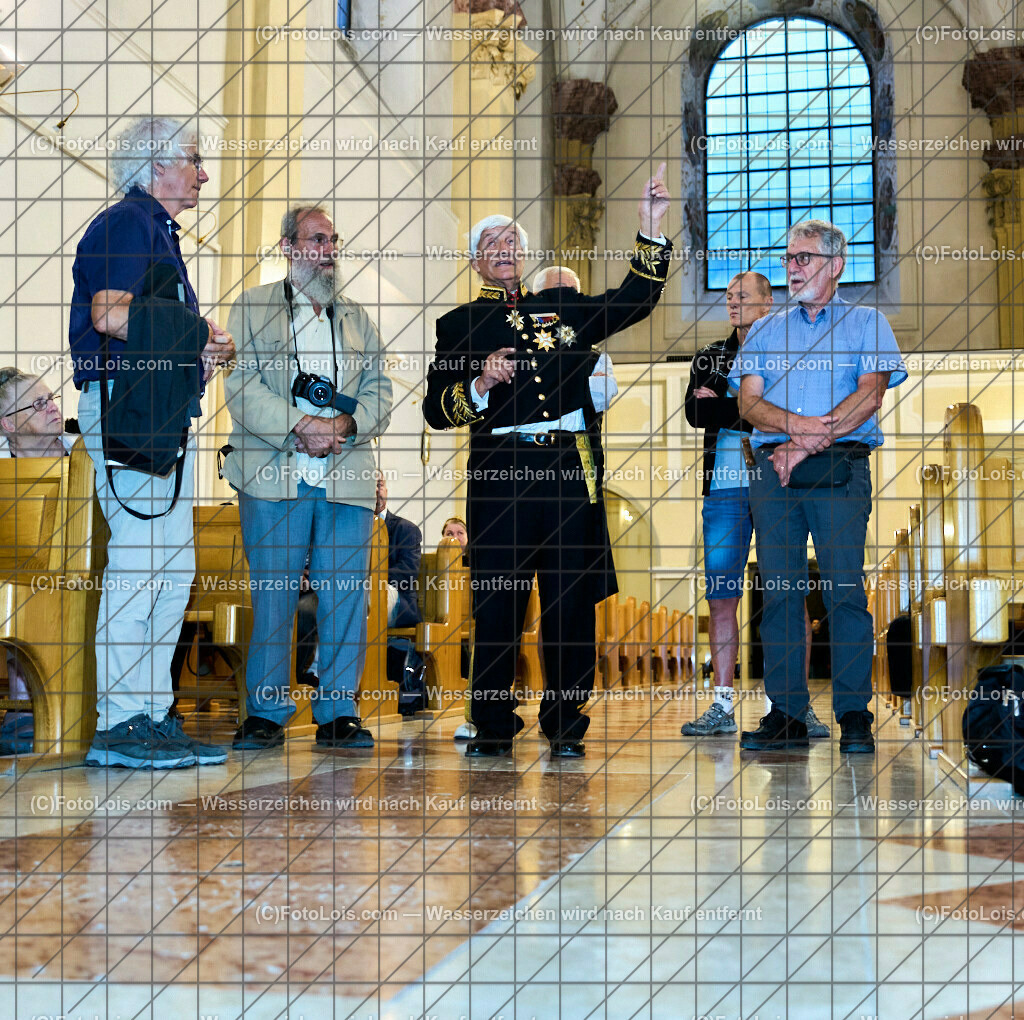 ALP3870_Jeanne de Ferrette_Kranzniederlegung_Grabplatte_Hildebrand | (C)FotoLois.com, Alois Spandl, 700stes Hochzeitsjubiläum - Albrecht II. mit Johanna von Pfirt in Thann (FR) im März 2024. Empfang des Organistionskommitees aus der Region Ferrette (Pfirt)/Thann aus dem Elsass mit Empfang durch die Stadtgemeinde und Bezirkshauptmannschaft Scheibbs im Schloss Scheibbs und anschließender Kranzniederlegung in der Kartausenkirche über der Krypta des Gründerehepaares durch Mitglieder des Templer Ordens im Beisein von Mitgliedern der Goldhaubengruppen, Fr 22. September 2023.