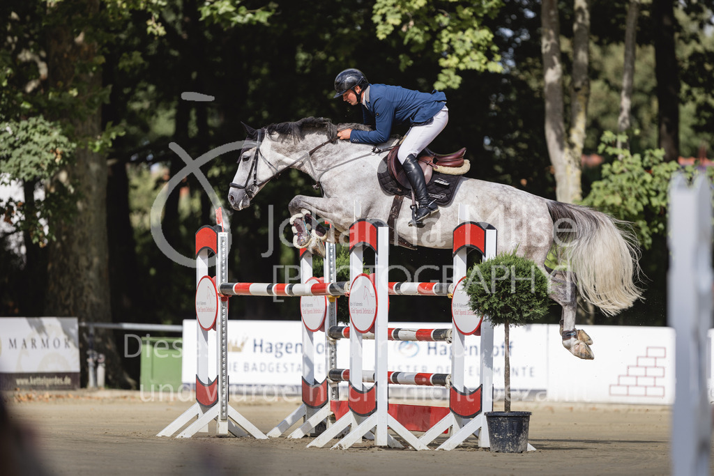 230826_Delbrueck_Youngster-M-501 | Deine schönsten Turniermomente als professionelle Fotos! Entdecke hochwertige Pferdesport-Fotografie im Online-Shop. Jetzt Fotos finden & bestellen!