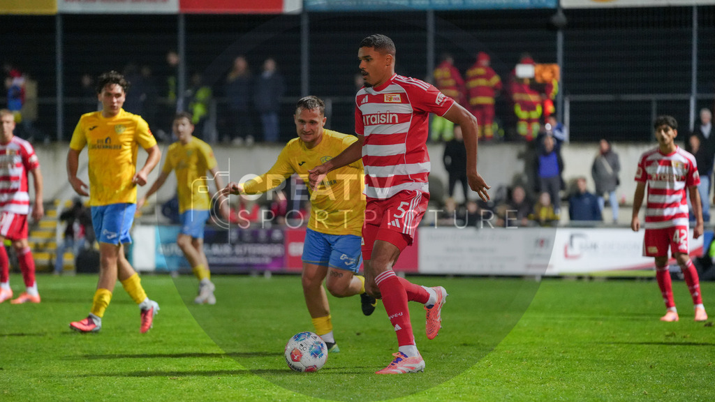 Fußball, Herren, Saison 2025/2026, Testspiel, Freundschaftsspiel, FSV 63 Luckenwalde vs. 1.FC Union Berlin, Mittwoch 08.10.2025, Werner-Seelenbinder-Stadion Luckenwalde, | Fußball, Herren, Saison 2025/2026, Testspiel, Freundschaftsspiel, FSV 63 Luckenwalde vs. 1.FC Union Berlin, Mittwoch 08.10.2025, Werner-Seelenbinder-Stadion Luckenwalde, Im Bild: Lucas Will (l. Luckenwalde) und Danilho Doekhi (r. Union) - Realisiert mit Pictrs.com