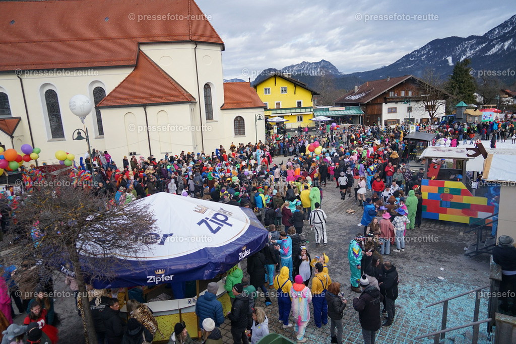 04-news-2023-Feb11-Fasching-Weissenbach-DSC02076 | Info aus dem Bezirk Reutte/Ausserfern Tirol sowie eine umfangreiche Bilddatenbank über die gesamte Region: Lechtal, Talkessel Reutte, Tannheimertal, Zwischentoren. Lech, Plansee, Zugspitze, Grenztunnel, B179, Fernpassstraße, Verkehr, Lawinen, Tradition, - Realisiert mit Pictrs.com