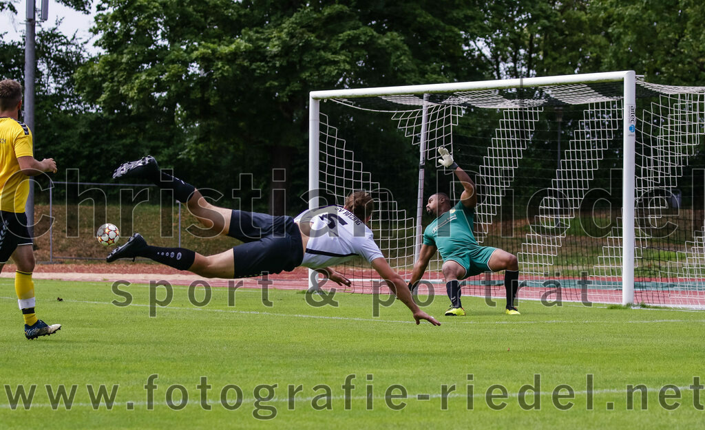 2023-07-23_023_SV_Anzing_gegen_SC_Kirchasch | Anzing, Deutschland, 23.07.2023:
Fußball, Kreisliga 2023 / 2024, Testspiel, SV Anzing gegen SC Kirchasch, Endergebnis: 5:1

Peter Rauch (SV Anzing, #6), Torwart Sven Kouame (SC Kirchasch, #1)

Foto: Christian Riedel / fotografie-riedel.net