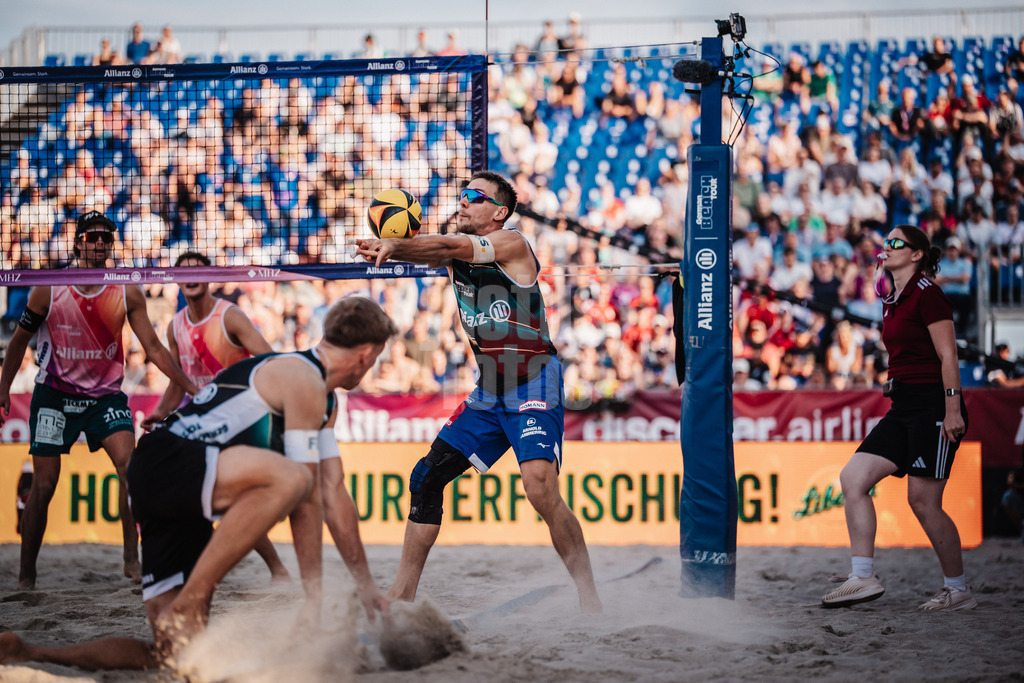 Beachvolleyball | Männer | Deutsche Meisterschaften 2025 Timmendorfer Strand | 04.09.2025 | David Poniewaz spielt den Ball