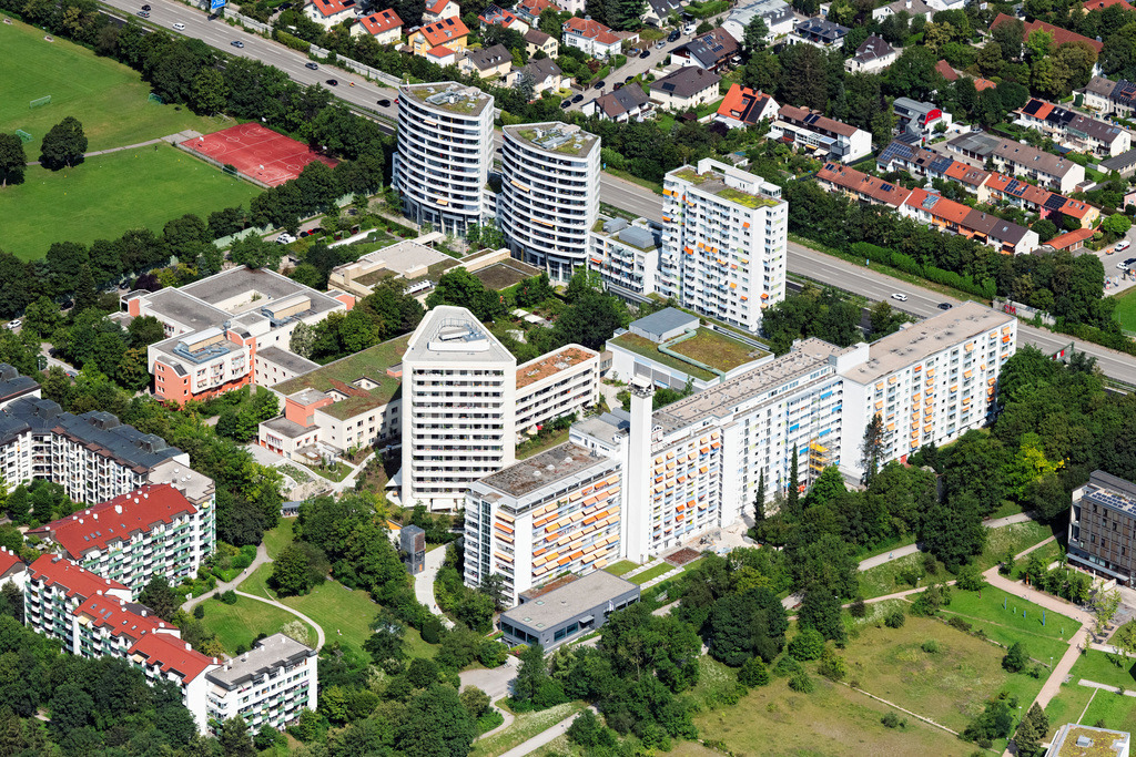 dr__0048567.jpg | MüNCHEN 19.07.2024 Gebäude des Seniorenzentrums "Augustinum Seniorenresidenz München-Neufriedenheim" und der "Augustinum Klinik" an der Straße Stiftsbogen im Ortsteil Hadern in München im Bundesland Bayern, Deutschland. Weiterführende Informationen bei: Augustinum gemeinnützige GmbH. // Building of the senior citizens center "Augustinum Seniorenresidenz Muenchen-Neufriedenheim" and the "Augustinum Klinik" on Stiftsbogen Street in the Hadern district of Munich in the state of Bavaria, Germany. Further information at: Augustinum gemeinnuetzige GmbH. Foto: Daniel Reiter