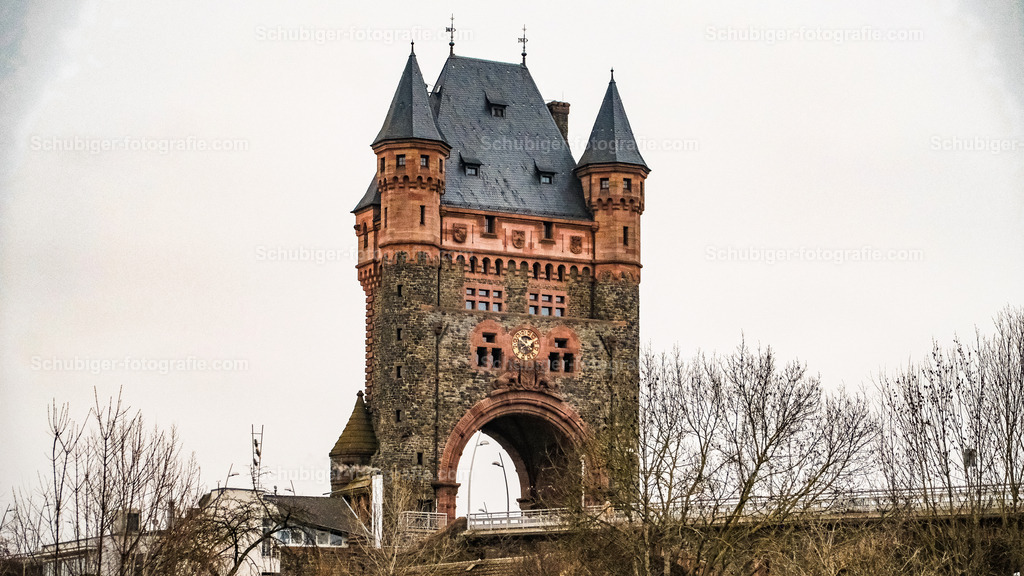Nibelungenturm in Worms | Als Nibelungenturm wird der einzig verbliebene Brückenturm der Nibelungenbrücke in Worms bezeichnet. Er ist eines der wenigen erhaltenen Beispiele für einen Brückenturm. Wikipedia - Realisiert mit Pictrs.com