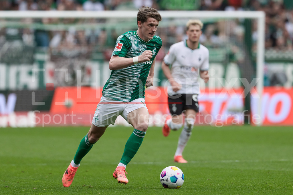 Fussball, Bundesliga, SV Werder Bremen - Borussia Mönchengladbach | v.li.: Jens Stage (SV Werder Bremen, 6) am Ball, Einzelbild, Ganzkörper, Aktion, Action, Spielszene, DIE DFL-RICHTLINIEN UNTERSAGEN JEGLICHE NUTZUNG VON FOTOS ALS SEQUENZBILDER UND/ODER VIDEOÄHNLICHE FOTOSTRECKEN. DFL REGULATIONS PROHIBIT ANY USE OF PHOTOGRAPHS AS IMAGE SEQUENCES AND/OR QUASI-VIDEO.