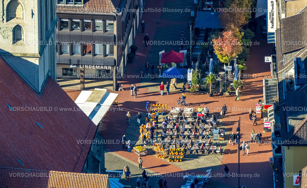 Hamm251001345 | Luftbild, Evangelische Pauluskirche, Außengastronomie auf dem Marktplatz mit Kürbisverkauf, Mitte, Hamm, Ruhrgebiet, Nordrhein-Westfalen, Deutschland