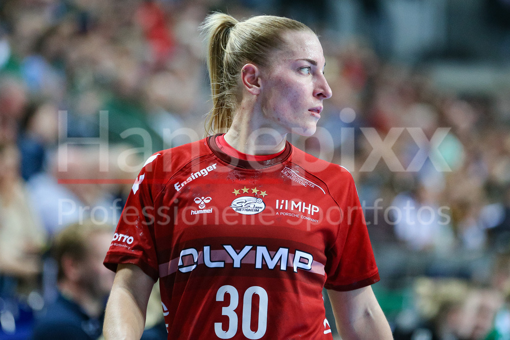 Handball, Bundesliga Frauen, VfL Oldenburg - SG BBM Bietigheim | v.li.: Jenny Behrend (SG BBM Bietigheim, 30) Portrait, Nahaufnahme, Einzelfoto, Einzelbild