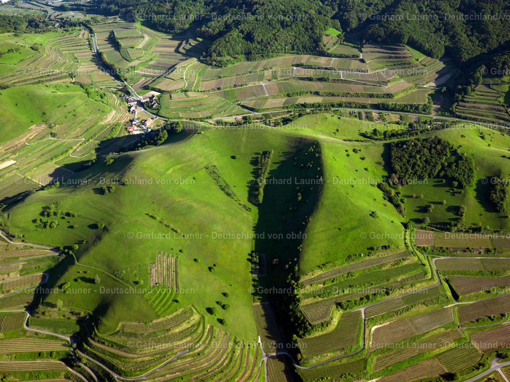 3096062 | SCHELINGEN 23.05.2010 Gipfel des Badberg am Kaiserstuhl in der Felsen- und Berglandschaft in Schelingen im Bundesland Baden-Württemberg. // Rocky and mountainous landscape of Badberg on Kaiserstuhl in Schelingen in the state Baden-Wurttemberg.  Foto: Gerhard Launer