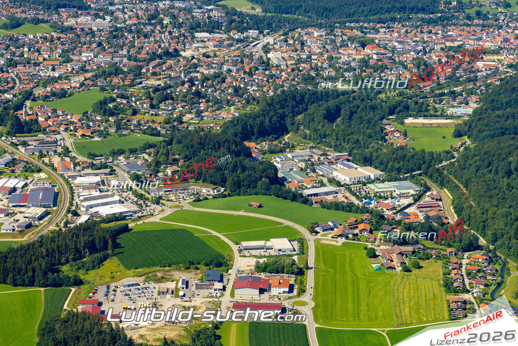 Aktuelles Luftbild von Gewerbegebiet Traunstein - Die Luftaufnahme wurde 2022 mittels UL-Flugzeug erstellt ( keine Drohne ) - hochauflösende Kamera-Systeme von  Canon -Beste Qualität - Für grossformatige Ausdrucke geeignet. Die Geschenkidee !