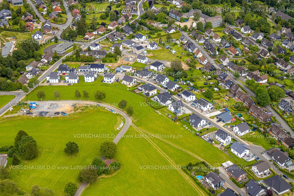 Erndtebrueck240709832 | Luftbild, Neubau Wohngebiet Roger-Drapie-Straße, unterhalb der Hachenberg-Kaserne, Erndtebrück, Kreis Siegen-Wittgenstein, Nordrhein-Westfalen, Deutschland