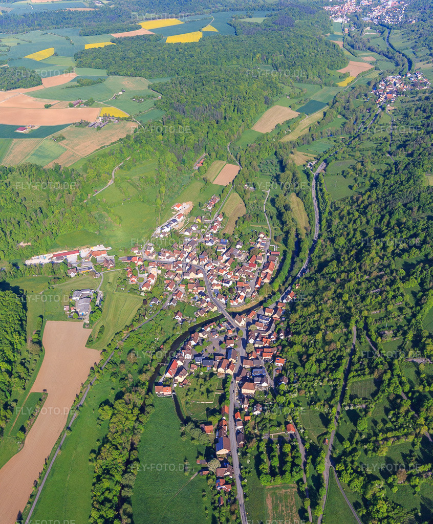 Luftbild: Dorfansicht im lieblichen Tauberta am Morgen aus Südosten im Ortsteil Archshofen in Creglingen im Bundesland Baden-Württemberg in Deutschland. Foto: IMG_146493.jpg vom 10.05.2025 durch Werner Riehm/FLY-FOTO.de