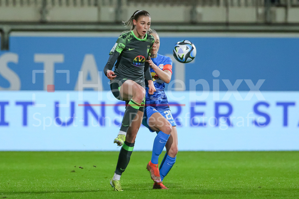 Fussball, Google Pixel Frauen-Bundesliga, VfL Wolfsburg - RB Leipzig | v.li.: Jule Brand (VfL Wolfsburg, 29) und Victoria Krug (RB Leipzig, 20) im Zweikampf, Duell, Dynamik, Aktion, Action, Spielszene, DIE DFB-RICHTLINIEN UNTERSAGEN JEGLICHE NUTZUNG VON FOTOS ALS SEQUENZBILDER UND/ODER VIDEOÄHNLICHE FOTOSTRECKEN. DFB REGULATIONS PROHIBIT ANY USE OF PHOTOGRAPHS AS IMAGE SEQUENCES AND/OR QUASI-VIDEO.