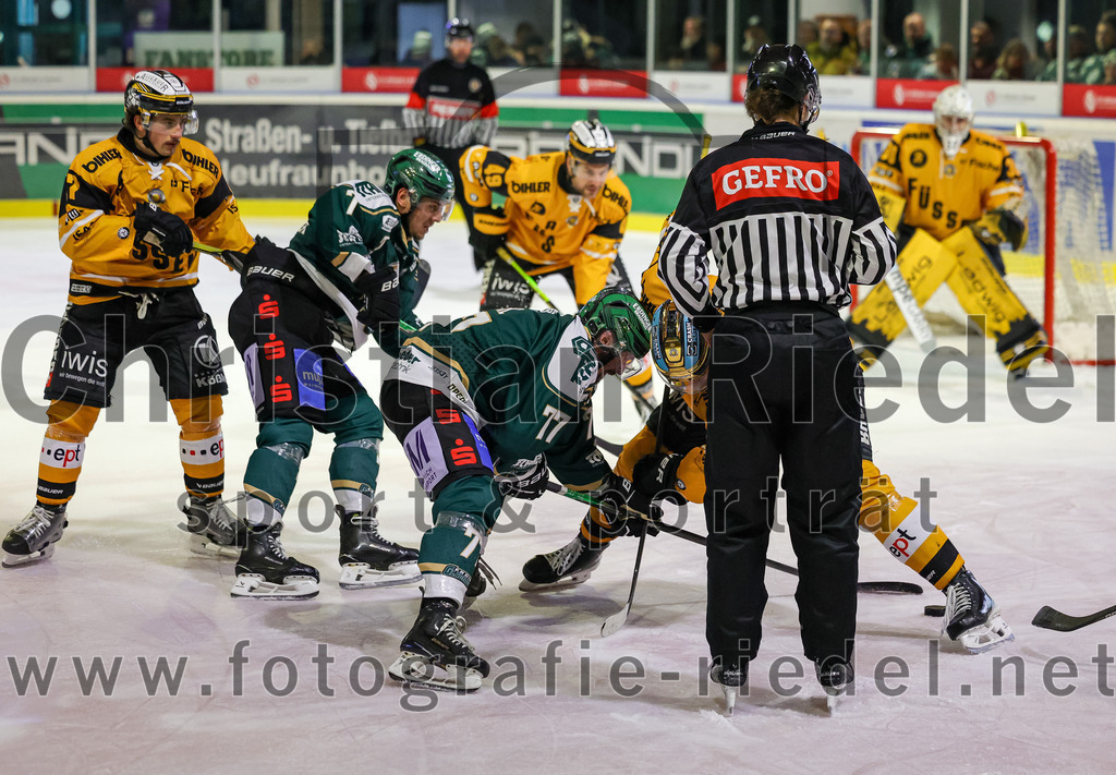 2025-11-02_116_TSV_Erding_gegen_EV_Fuessen | Erding, Deutschland, 02.11.2025:Eishockey, Oberliga Süd 2025 / 2026, 15. Spieltag, TSV Erding gegen EV Füssen, Endergebnis: 2:6Louis Trattner (Erding Gladiators, #7), Philipp Michl (Erding Gladiators, #77)Foto: Christian Riedel / fotografie-riedel.net
