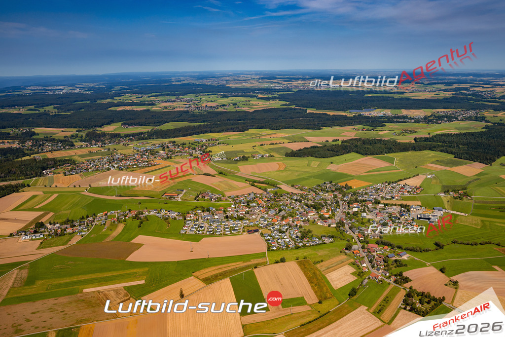 Das Luftbild zeigt : Neuhausen Königsfeld im Schwarzwald - Die Luftaufnahme wurde 2024 vom UL-Flugzeug aus erstellt ( keine Drohne ) - Hochauflösende Luftaufnahme - Für grossformatige Ausdrucke geeignet. Die Geschenkidee !Mit Lizenz und Bildrechte bestellbar
