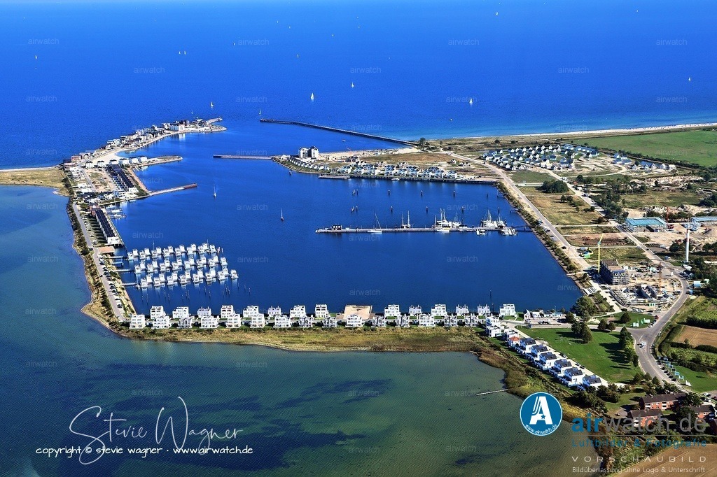 OstseeResort Olpenitz auf der Halbinsel Schwansen - Luftbild | Der Hafen ist ganzjährig rund um die Uhr geöffnet und bietet einen schnellen Zugang zur offenen Ostsee sowie eine wachsende Hafenmeile mit Geschäften, Gastronomie und modernen Steganlagen.