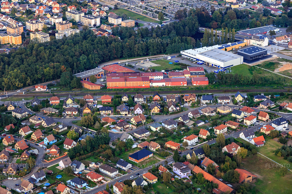 Luftbild: Rue des Potagers und Ambulance Saint Sauveur in Bischwiller im Bundesland Bas-Rhin in Frankreich. – Foto: IMG_074250.jpg vom 04.10.2014 durch Werner Riehm/FLY-FOTO.de – Auflösung des Originals: 5472 x 3648 px