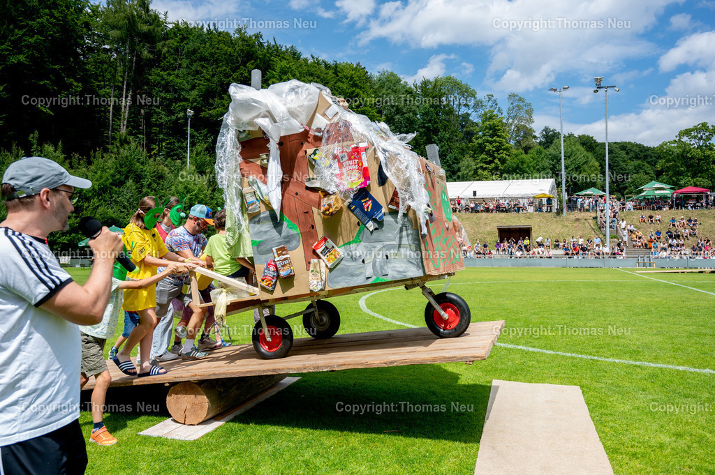 DSC_6340 | bli, Wintrerkasten ,Scheeserennen 2025, eine originelle Scheese die aussah wie eine Müllsammlung " ´Die Olchis"   Bild: Thomas Neu