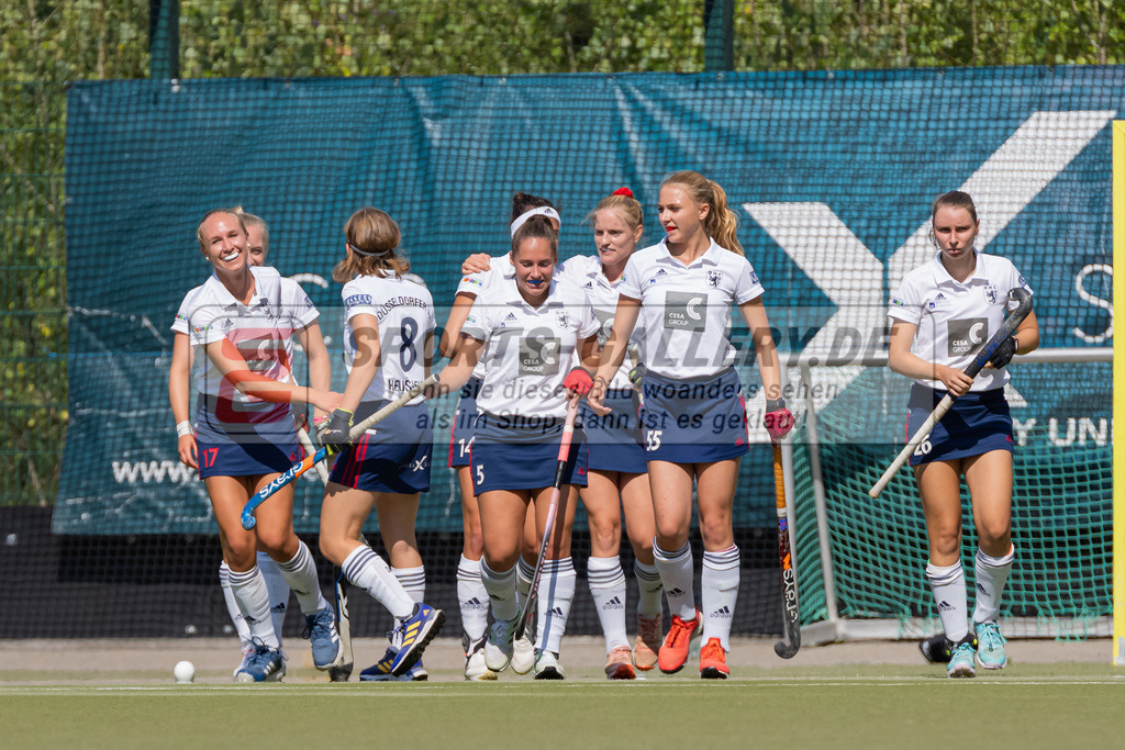 HK_20220903_109585 | 1. Bundesliga Damen Düsseldorfer HC - Berliner HC am 3.9.2022 DHC Düsseldorf, Düsseldorf , Lisa Nolte ( Düsseldorfer HC #17 ) , Pia Lhotak ( Düsseldorfer HC #5 ) , Laetitia Graf ( Düsseldorfer HC #55 )