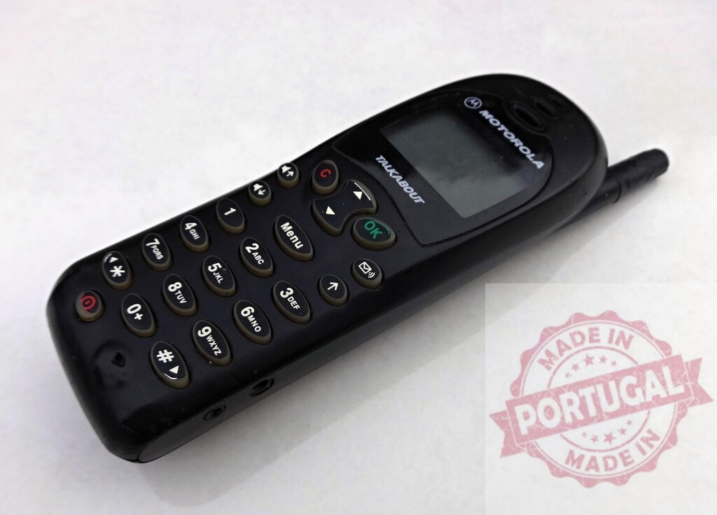 Old Motorola Talkabout T200 Mobile Phone Lying on White Surface | Vintage black Motorola Talkabout T200 mobile phone with physical keypad lying on a white surface - Realisiert mit Pictrs.com