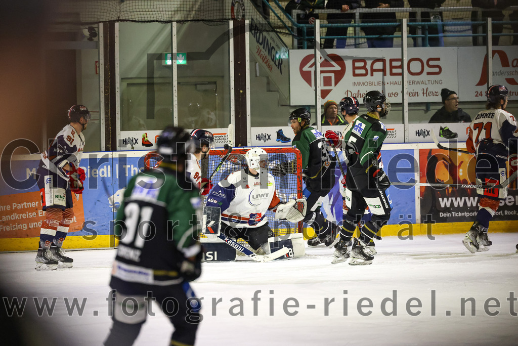 2023-03-07_079_TSV_Erding_gegen_ESC_Kempten | Erding, Deutschland, 07.03.2023:
Eishockey, Bayernliga Playoffs 2022 / 2023, Viertelfinale, TSV Erding gegen ESC Kempten, Endergebnis: 9:3

Torwart David Blaschta (ESC Kempten, #1), Thomas Plihal (Erding Gladiators, #39), Florian Zimmermann (Erding Gladiators, #5), Anton Zimmer (ESC Kempten, #71)

Foto: Christian Riedel / fotografie-riedel.net