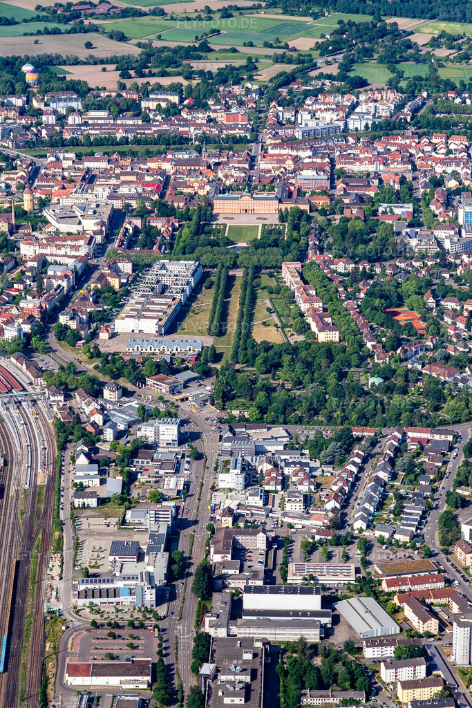 Luftbild: Residenzschloss Rastatt in Rastatt im Bundesland Baden-Württemberg in Deutschland. Foto: IMG_131703.jpg vom 22.05.2022 durch Werner Riehm/FLY-FOTO.deResidenzschloss Rastatt