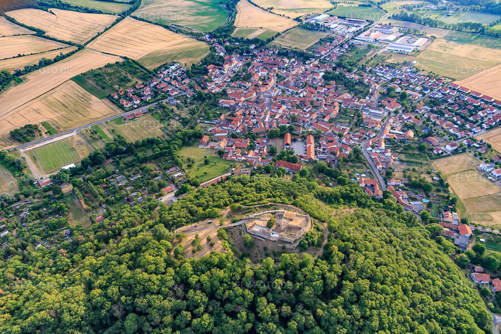 Luftbild: Burgruine Mühlburg im Ortsteil Mühlberg in Drei Gleichen im Bundesland Thüringen in Deutschland. Foto: IMG_116087.jpg vom 10.07.2019 durch Werner Riehm/FLY-FOTO.deThüringer Burgenland - Drei Gleichen