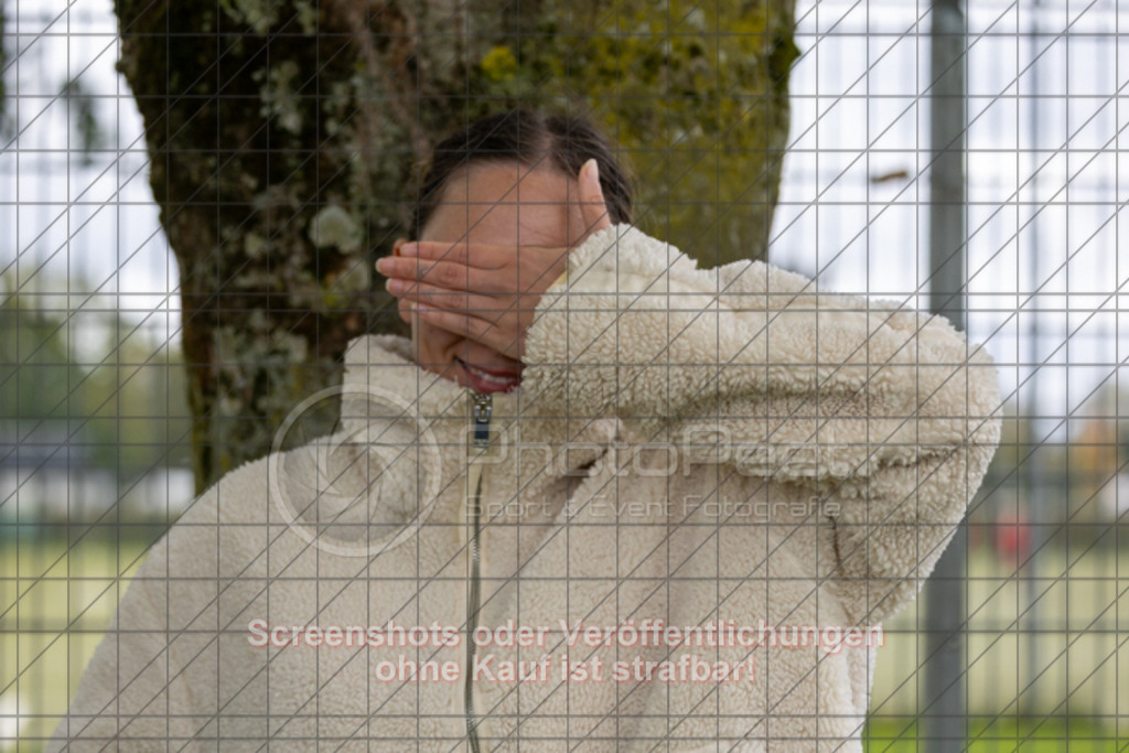 20251005_123535_0539 | #,1.Göppinger SV (rot) vs. SGM Aufhausen/Nellingen (grau), Fußball, Frauen-Regionenliga 3 - WfV, 04. Spieltag, Saison 2025/2026, Kunstrasenplatz Nord, Hohenstaufenstr. 116, 73033 Göppingen, 05.10.2025 - 11:00 Uhr,Foto: PhotoPeet-Sportfotografie/Peter Harich