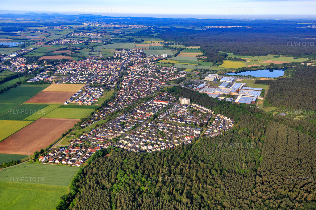 Luftbild: Ortsansicht von Osten in Babenhausen im Bundesland Hessen in Deutschland. – Foto: IMG_088736.jpg vom 20.05.2016 durch Werner Riehm/FLY-FOTO.de – Auflösung des Originals: 5472 x 3648 px