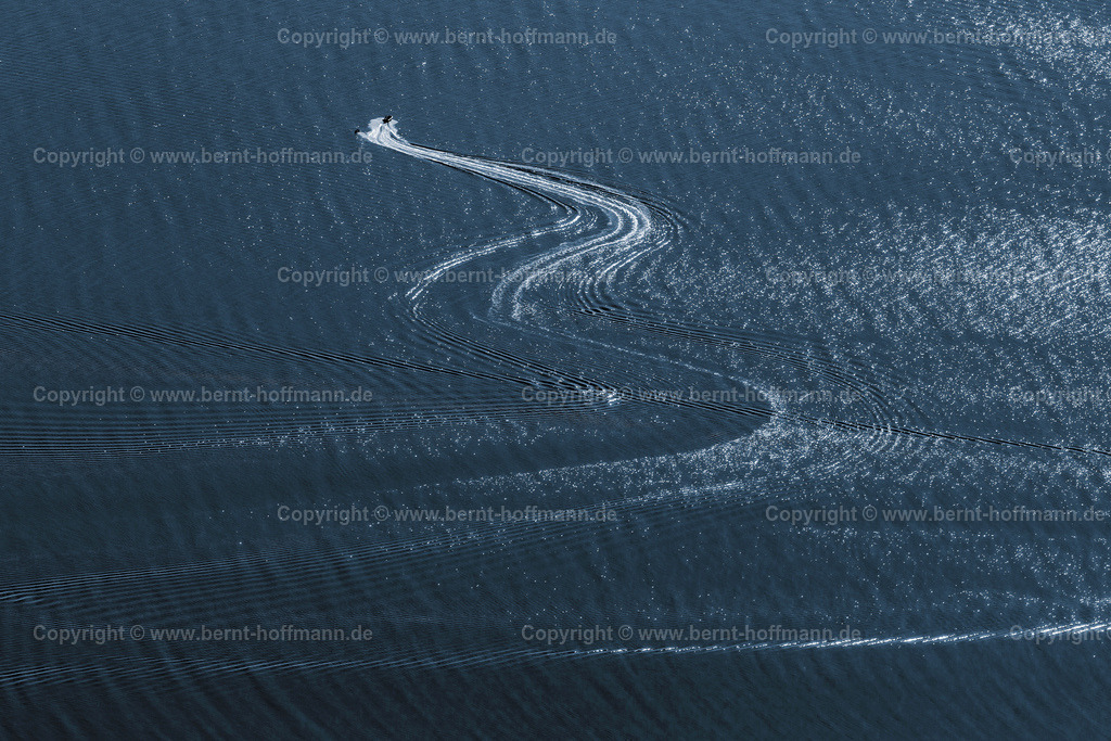 PLB_3372m_MoBoGgl_duoblau_max120x80 | Luftbild, Wellenbild von einem Motorboot auf der Ostsee, im Gegenlicht. Bilddatei im Duoton - BLAU. - Realisiert mit Pictrs.com