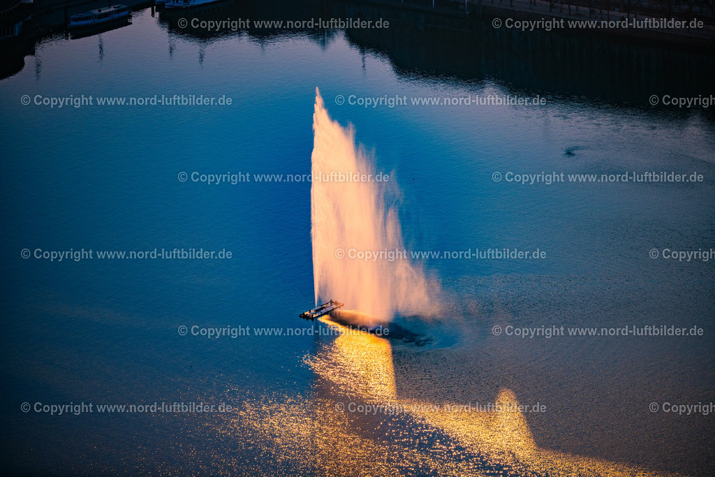 Hamburg_Alsterfontäne_ELS_0029280325 | HAMBURG 28.03.2025 Wasserspiel- Fontaine Alsterfontäne auf der Binnenalster in Hamburg. // Water - fountain on Binnenalster in Hamburg in Germany. Foto: Martin Elsen