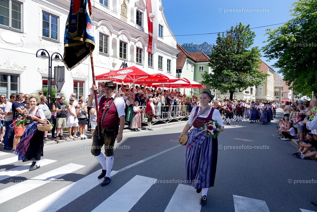 news-2022-Juli17-Musikumzug-Reutte-DSD03304-Memhoelz | Info aus dem Bezirk Reutte/Ausserfern Tirol sowie eine umfangreiche Bilddatenbank über die gesamte Region: Lechtal, Talkessel Reutte, Tannheimertal, Zwischentoren. Lech, Plansee, Zugspitze, Grenztunnel, B179, Fernpassstraße, Verkehr, Lawinen, Tradition, - Realisiert mit Pictrs.com