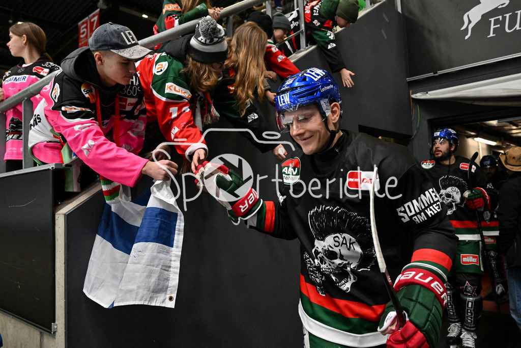 Augsburger Panther - Löwen Frankfurt  | im Bild Alexander OBLINGER (Augsburger Panther #50) beim gang aufs Eis zum warmup / DEL: Augsburger Panther - Loewen Frankfurt, Curt Frenzel Stadion am 12.01.2025