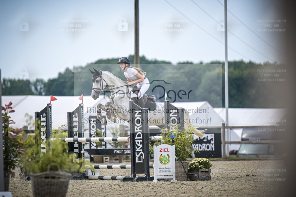 DOS_7140 | Entdecke hochwertige Reitturnierfotos von Foto Oger. Professionell, emotional und authentisch – jetzt Lieblingsmomente im Shop bestellen. - Realisiert mit Pictrs.com