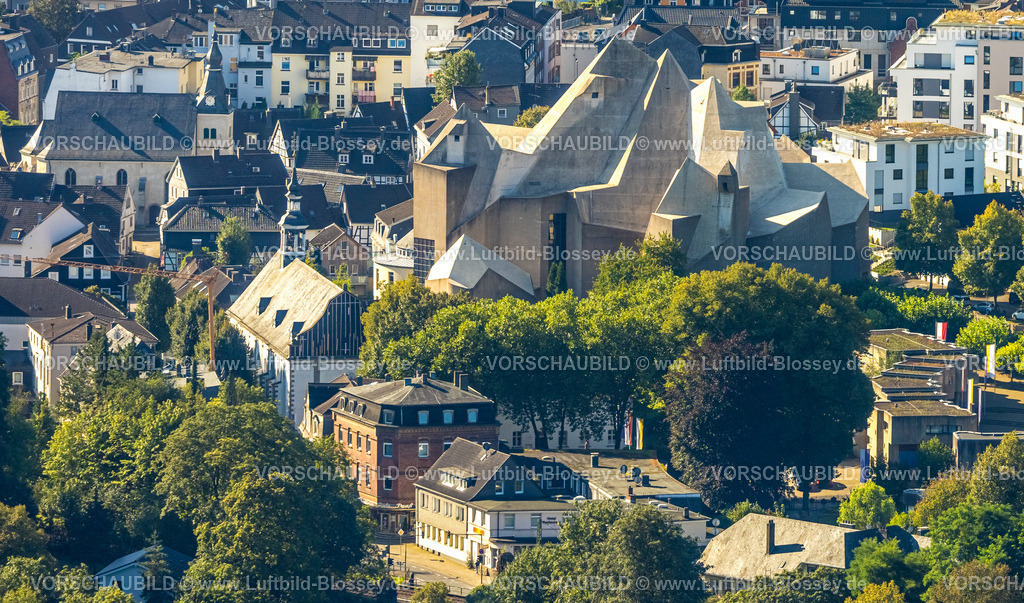 Velbert240811754Neviges | Luftbild, Mariendom mit zerklüfteter Dachkonstruktion, Franziskanerkloster Hardenberg und kath. Pfarrkirche St. Mariä Empfängnis, hinten links die evang. Stadtkirche, Neviges, Velbert, Ruhrgebiet, Nordrhein-Westfalen, Deutschland