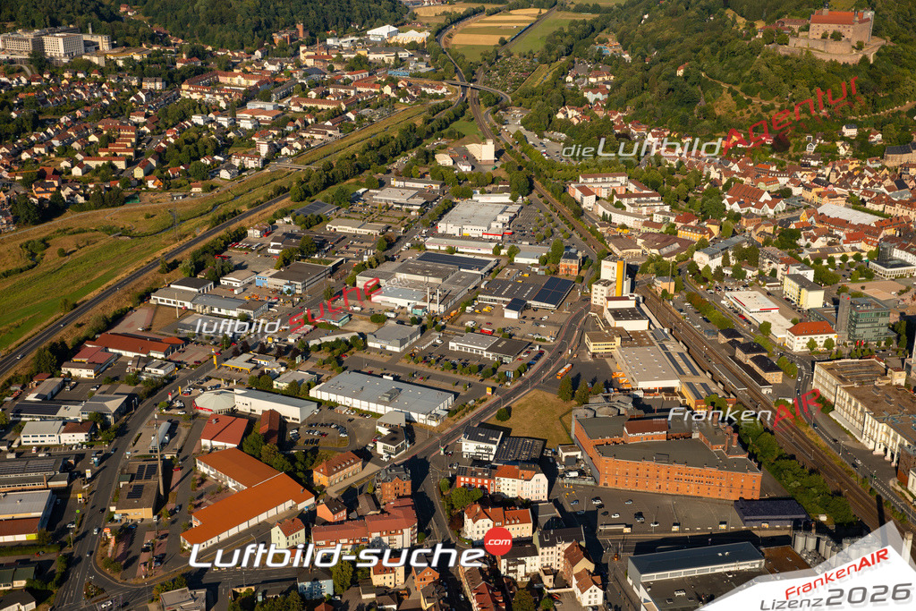 Das Luftbild zeigt : Kronacher Straße Kulmbach - Die Luftaufnahme wurde 2023 vom UL-Flugzeug aus erstellt ( keine Drohne ) - Hochauflösende Luftaufnahme - Für grossformatige Ausdrucke geeignet. Die Geschenkidee !Mit Lizenz und Bildrechte bestellbar