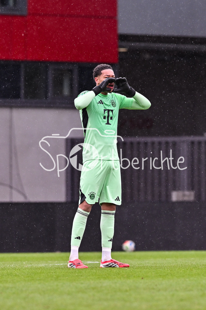 FC Bayern München - Berliner Athletik Klub | MUNICH, GERMANY - 21. FEBRUARY: im Bild Leonard PRESCOTT (FC Bayern München U19 1) / Einzelfoto / Freisteller während dem Spiel zwischen der U19 des FC Bayern München und der U19 des Berliner Athletik Klubs am 3. Spieltag der DFB-U19 Nachwuchsliga am FC Bayern Campus