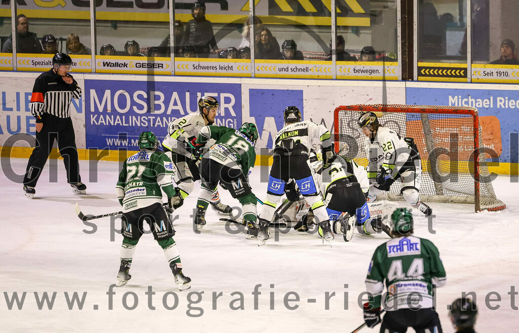 2024-02-02_050_TSV_Erding_gegen_ERSC_Amberg | Erding, Deutschland, 02.02.2024:
Eishockey, Bayernliga Vorrunde 2023 / 2024, 30. Spieltag, TSV Erding gegen ERSC Amberg, Endergebnis: 1:0

Erik Modlmayr (Erding Gladiators, #21), Daniel Krzizok (Erding Gladiators, #18), Torwart Timon Bätge (ERSC Amberg, #31), Hunter Fortin (ERSC Amberg, #22)

Foto: Christian Riedel / fotografie-riedel.net