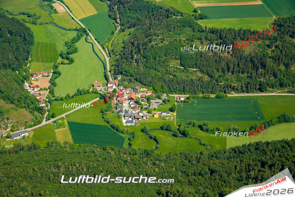 Das Luftbild zeigt Altdorf Titting - Die Luftaufnahme wurde 2023 vom UL-Flugzeug aus erstellt ( keine Drohne ) - Hochauflösende Luftaufnahme - Für grossformatige Ausdrucke geeignet. Die Geschenkidee !Mit Lizenz und Bildrechte bestellbar