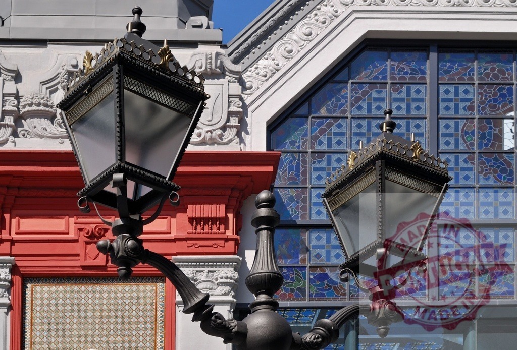 Mercado de la Ribera ornate street lamps with stained glass. Spain - Bilbao | Ornate street lamps against the historic architecture and colorful stained glass of Mercado de la Ribera, Bilbao - Realisiert mit Pictrs.com
