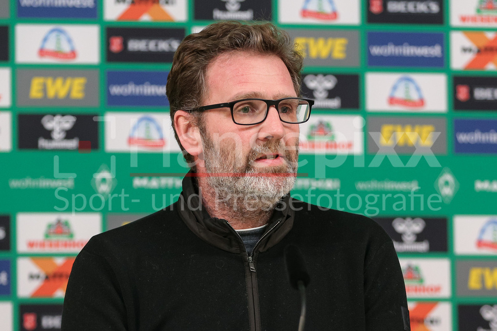 Fussball, Bundesliga, SV Werder Bremen - SC Freiburg | v.li.: Christoph Pieper (Direktor Kommunikation, SV Werder Bremen) während der Pressekonferenz, Portrait, Nahaufnahme, Einzelfoto, Einzelbild, DIE DFL-RICHTLINIEN UNTERSAGEN JEGLICHE NUTZUNG VON FOTOS ALS SEQUENZBILDER UND/ODER VIDEOÄHNLICHE FOTOSTRECKEN. DFL REGULATIONS PROHIBIT ANY USE OF PHOTOGRAPHS AS IMAGE SEQUENCES AND/OR QUASI-VIDEO.