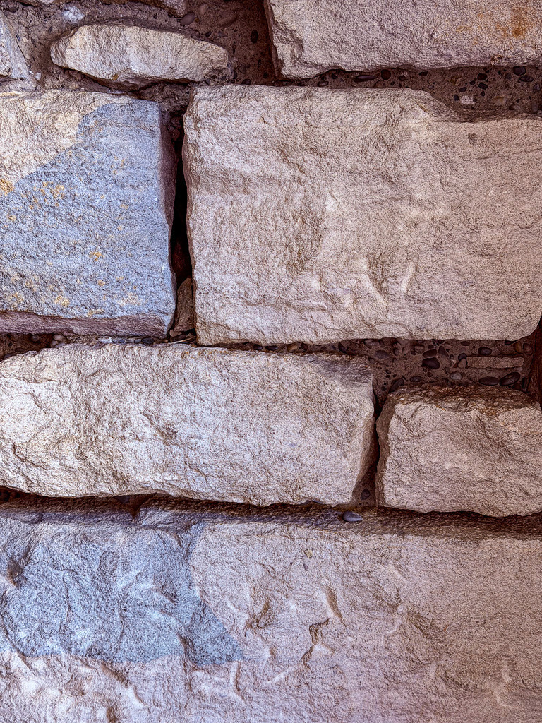 Wandbild Natursteinmauer – Rustikaler Stein-Kunstdruck im modernen Loft-Style | Bringen Sie zeitlose Naturästhetik und urbanen Loft-Charakter in Ihre Räume! Dieses exklusive Wandbild besticht durch die detailreiche, plastische Nahaufnahme einer historischen Natursteinmauer. Die raue, faszinierende Textur der Steine und die warmen, erdigen Töne machen dieses abstrakte Kunstwerk zu einem absoluten Design-Highlight. Bestellen Sie diesen Blickfang jetzt in Galerie-Qualität auf Leinwand, modernem Alu-Dibond oder hinter edlem Acrylglas – perfekt für Wohnzimmer, Büro oder Essbereich. - Realisiert mit Pictrs.com